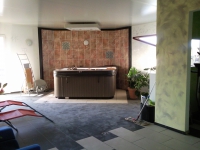 Wellnesshaus rechts der Eingang zur Sauna